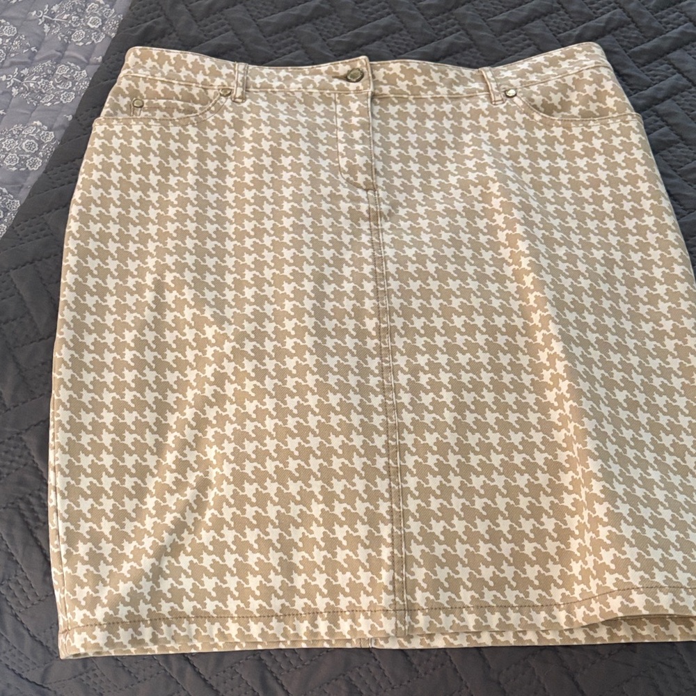 Stylish Tan Houndstooth Skirt